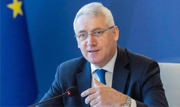 Instituţia condusă de Adrian Ţuţuianu ar urma să decidă cine poate înfiinţa un partid, ce documente sunt acceptate, dacă modificările statutare sunt legale, dacă formaţiunea mai este activă şi dacă trebuie dizolvată. Actualul preşedinte al AEP nu este un tehnocrat fără trecut politic, ci un fost preşedinte al Consiliului Judeţean Dâmboviţa, senator, ministru al Apărării şi lider important al PSD. Faptul că nu mai este membru al partidului nu şterge această biografie şi nici întrebările legitime ridicate de proiect. (Sursa foto: facebook / Adrian Ţuţuianu)